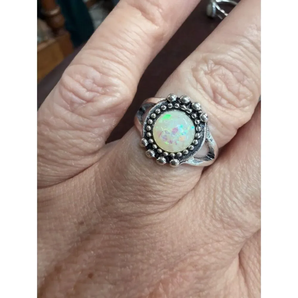 Vintage Silver-Tone Costume Ring with Faux Opal Cabochon – Approx. Size 7-8
